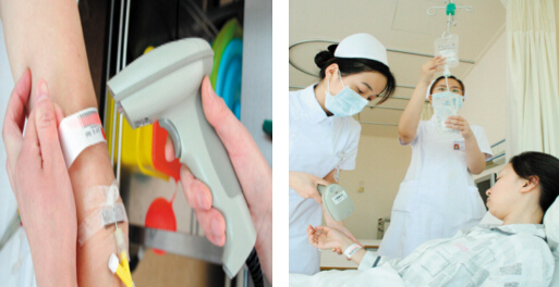 医护人员扫描病患的条形码相识具体信息