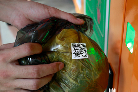 扫描垃圾袋上的二维码，打开箱门，投放垃圾